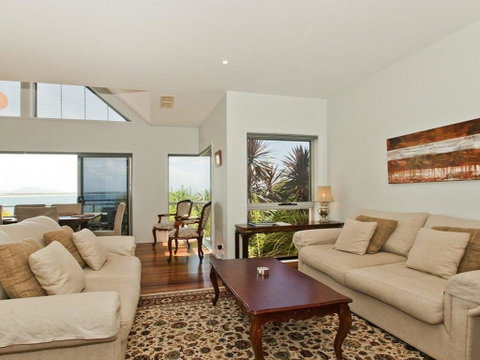 Villa Mer - Stylish Waterfront Accommodation - Accommodation QLD 1