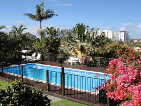 Villa With Views & Pool - Accommodation QLD 0