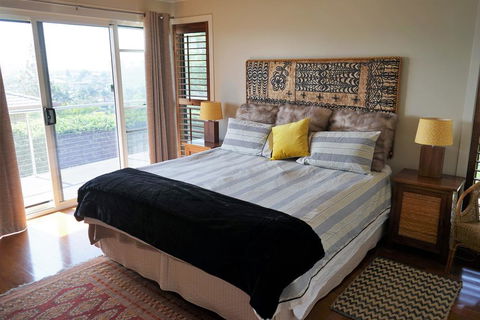 Villa With Views & Pool - Accommodation QLD 3