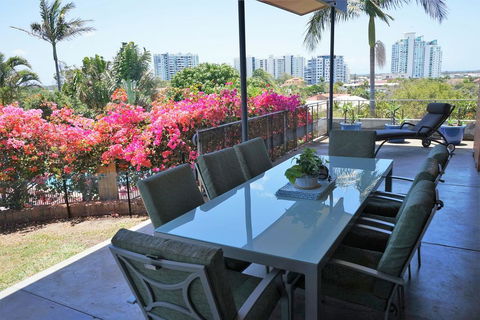 Villa With Views & Pool - Accommodation QLD 2