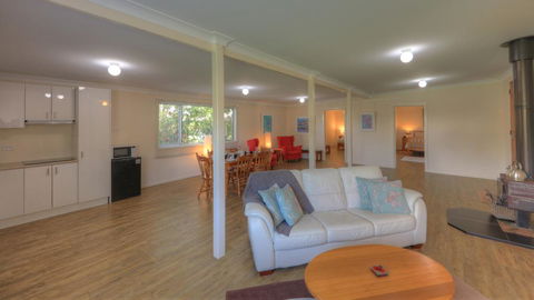 Village Stays Coldstream Gallery Bungalow - Accommodation QLD 3