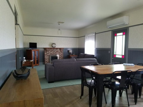 Wagga Wagga Country Cottages - Accommodation QLD 0