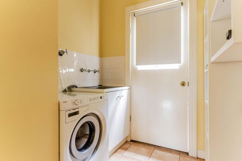 WALKIN' ON SUNSHINE - Accommodation QLD 3