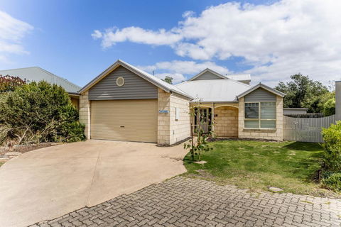 WALKIN' ON SUNSHINE - Accommodation QLD 0