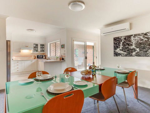 Walling-Clifton Gardens - Backing Onto Golf Course - Accommodation QLD 3