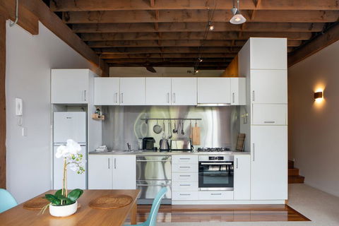 Warehouse Apartment With Balcony In Trendy Area - Accommodation QLD 2