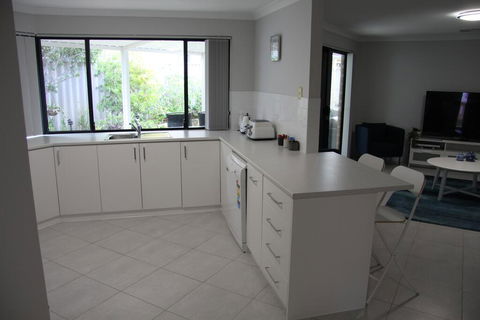 Warnbro Beach Family Accommodation - Accommodation QLD 2