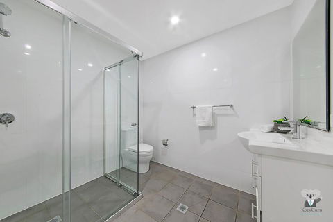 WARRICK FRAM 3 BEDS APT FREE PARKING WALK TO WESTFIELD CLOSE TO HOSPITAL NWF003 - Accommodation QLD 3