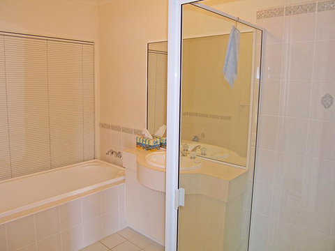 Water View House @ Orient Point - Accommodation QLD 3