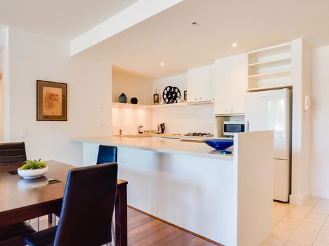 Waterfront (Yarra St) By Gold Star Stays - Accommodation QLD 3