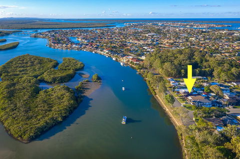 Waterfront Family House - Accommodation QLD 2