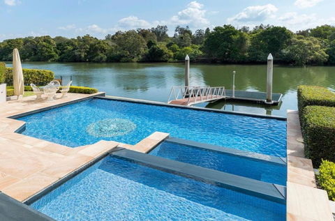 Waterfront Home / Amazing Place To Be - Accommodation QLD 3