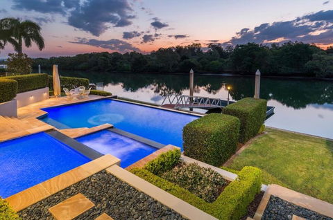 Waterfront Home / Amazing Place To Be - Accommodation QLD 1