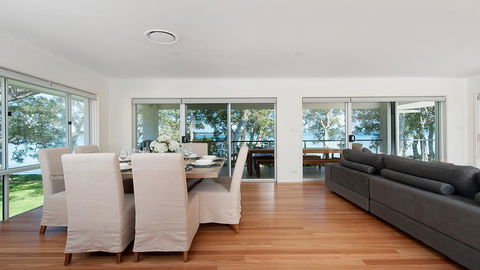 Waterfront Serenity - Luxury Home With Grand Views - Accommodation QLD 3