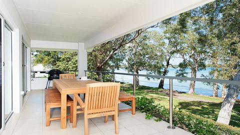 Waterfront Serenity - Luxury Home With Grand Views - Accommodation QLD 2