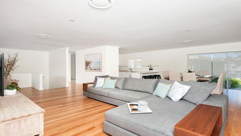 Waterfront Serenity - Luxury Home With Grand Views - Accommodation QLD 1