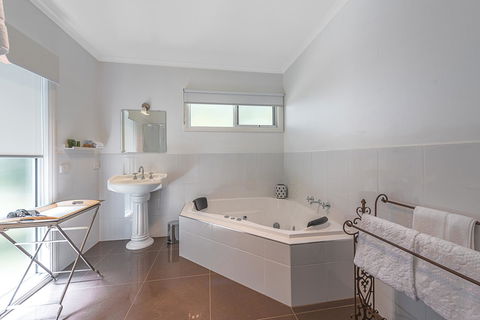 Amelina Cottages - Accommodation QLD 9