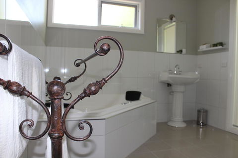 Amelina Cottages - Accommodation QLD 24