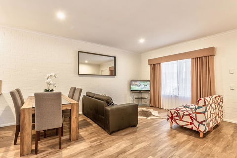 Blazing Stump Motel & Suites - Accommodation QLD 3