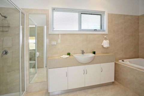 Waybourne- Vineyard And Winery - Accommodation QLD 30