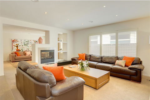 Newington Lakehouse - Accommodation QLD 13