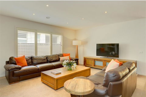 Newington Lakehouse - Accommodation QLD 9
