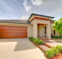Newington Lakehouse - Accommodation QLD