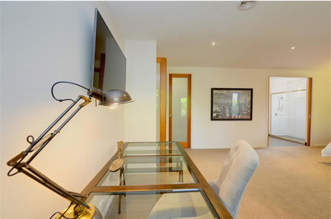 Newington Lakehouse - Accommodation QLD 7