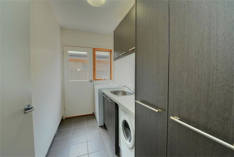Newington Lakehouse - Accommodation QLD 3