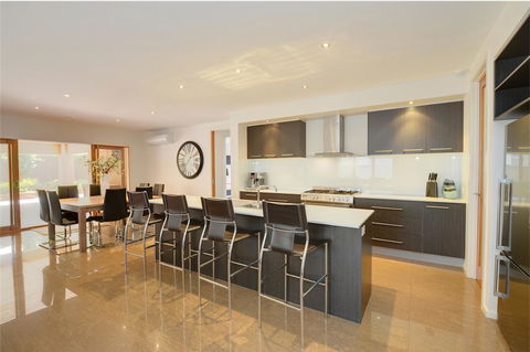Newington Lakehouse - Accommodation QLD 5