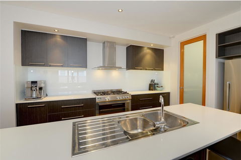 Newington Lakehouse - Accommodation QLD 17