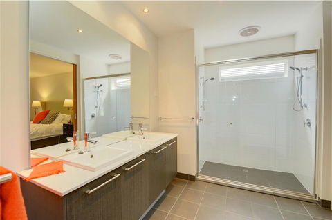 Newington Lakehouse - Accommodation QLD 10