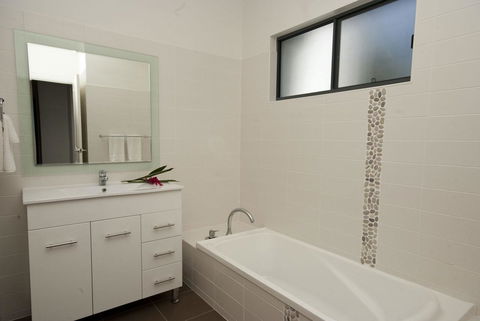 Woodville Beach Townhouse 6 - Accommodation QLD 9