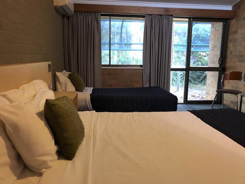 Bribie Island Hotel - Accommodation QLD 19