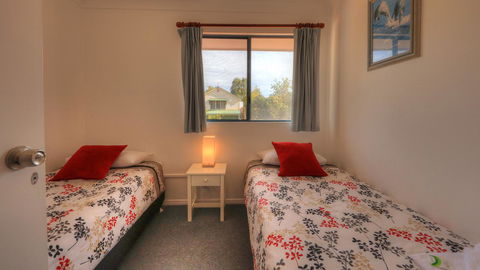Dolphin Waters - Accommodation QLD 6