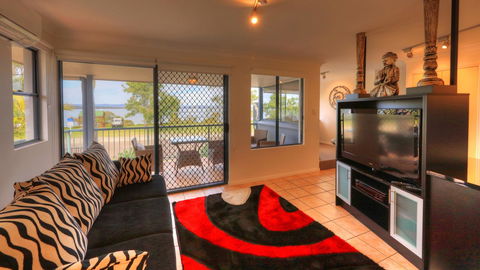 Dolphin Waters - Accommodation QLD 7