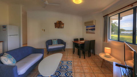 Dolphin Waters - Accommodation QLD 3