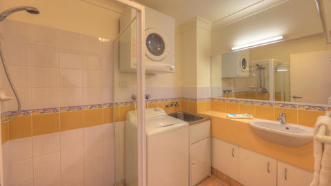 Dolphin Waters - Accommodation QLD 10