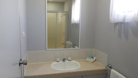 Alex Beach Cabins And Tourist Park - Accommodation QLD 2