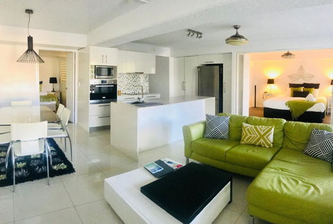 Hotel Laguna - Accommodation QLD 7