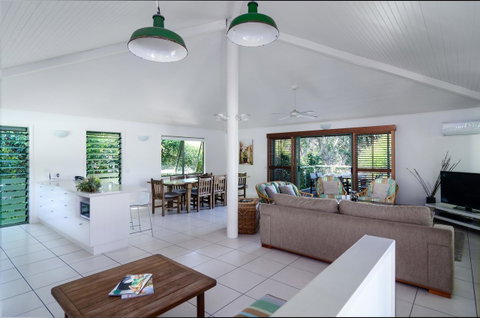 The Retreat Beach Houses - Accommodation QLD 1