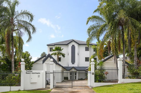 On The Beach Apartments - Accommodation QLD 4