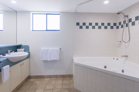 Ramada Resort By Wyndham Golden Beach - Accommodation QLD 30