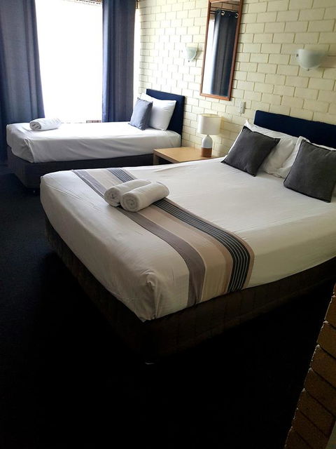 Twin Pines Motel - Accommodation QLD 3