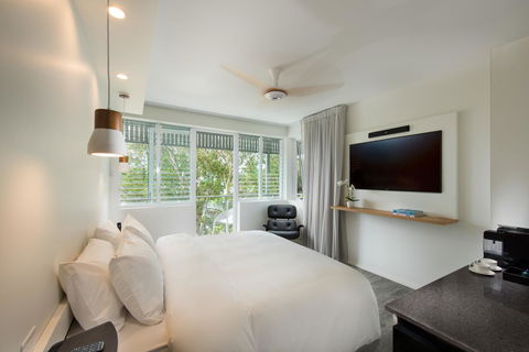 Heart Hotel And Gallery Whitsundays - Accommodation QLD 3