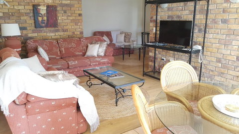 Surfers Chalet - Accommodation QLD 24