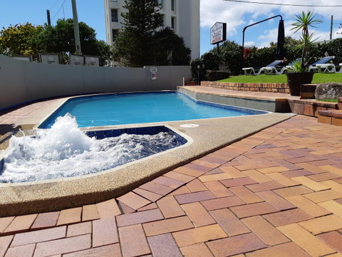 Surfers Chalet - Accommodation QLD 3