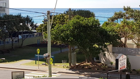 Surfers Chalet - Accommodation QLD 20