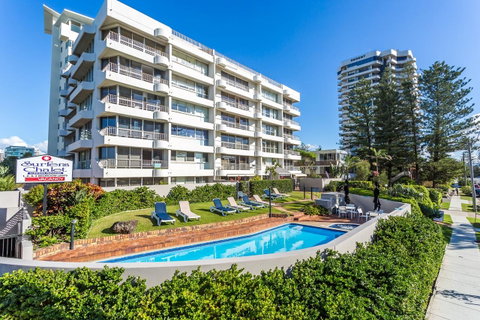 Surfers Chalet - Accommodation QLD 0