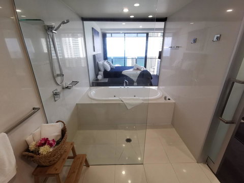 Circle Luxury Holidays - Accommodation QLD 11